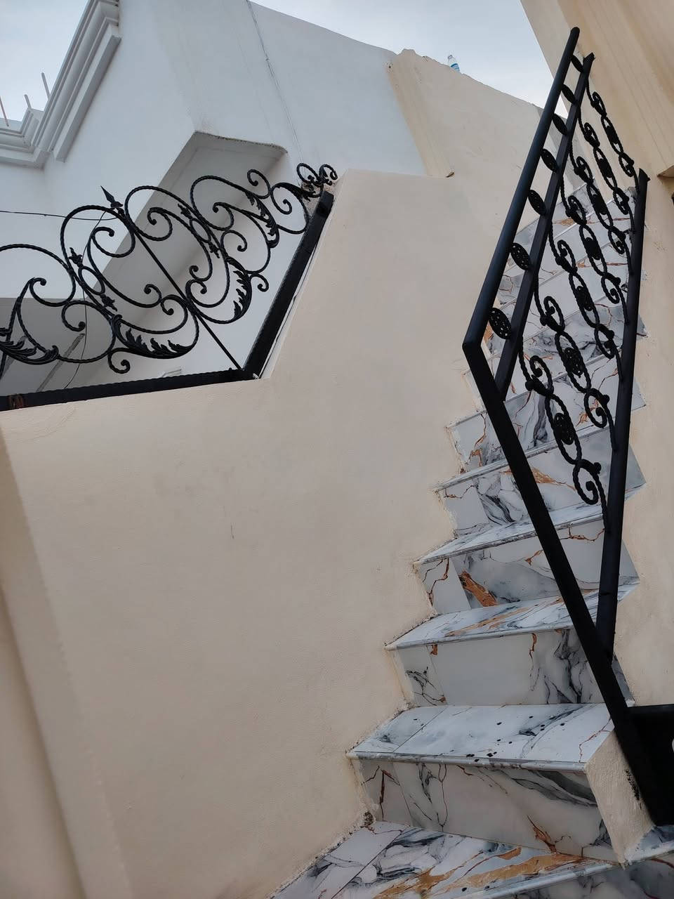 بيت للبيع  طابو صرف مساحه 100 متر بحي العسكري مقاطعه 56 قرب السايدين بيت حلو مرتب يبعد عن جامع الهجرة النبويه 50 متر وعن شارع عشرين ثالث كدامه حديقه وفرع مفتوح ومجمع مدارس موقعه مميز يحتوي للاستفسار ***********
