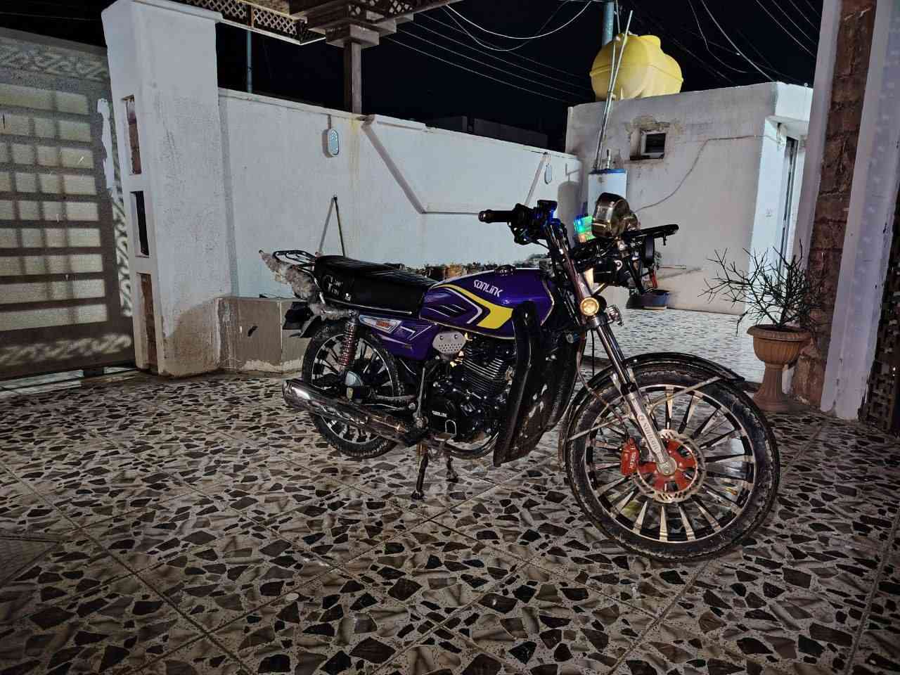 سلام عليكم دراجه سيفان موديل 25 محدث 26 دراجه بعدهي جديده ما تعبانه فقط ناقص شاشه وجوزه بيه منفيس ما ماشيه اكثر من 10 تلاف كدام عينك نضافه عنوان الديوم متواجد واتساب سعر 800 رقم ***********
