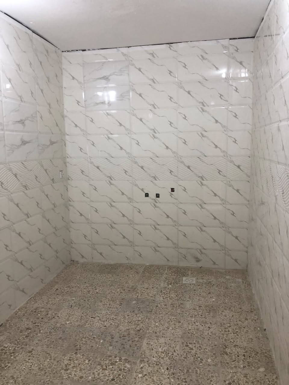 بيت 100متر مفتوح على شارع الحولي 
استقبال +غرفتين + صاله + صحيات داخليه وخارجية للاستفسار اكثر الاتصال على الرقم 
0789 025 0006
