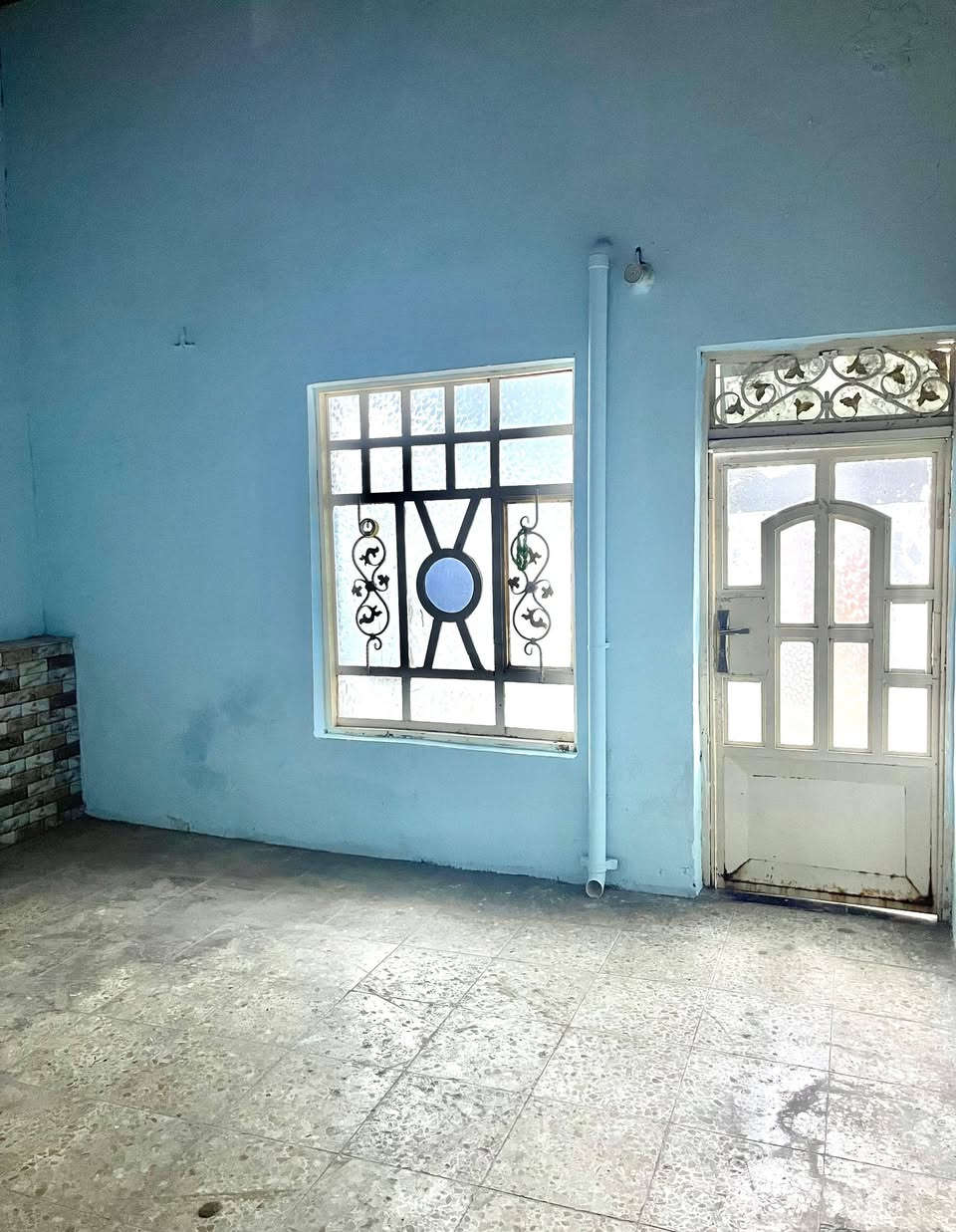 بسم الله الرحمن الرحيم                                                           للبيع بيت مساحة ١٠٠ متر في حي ميسان منطقة ٢٢ موقع  مميز قرب شارع بوريات تفاصيل بناء شلمان نظيف غرفة نوم وصاله ومطبخ واستقبال وصحيات سعر ٩٥ مليون وبي مجال للاستفسار مكتب العبدلي للعقار موبايل *********** اطلب ونحن بلخدمة للاستفسار
