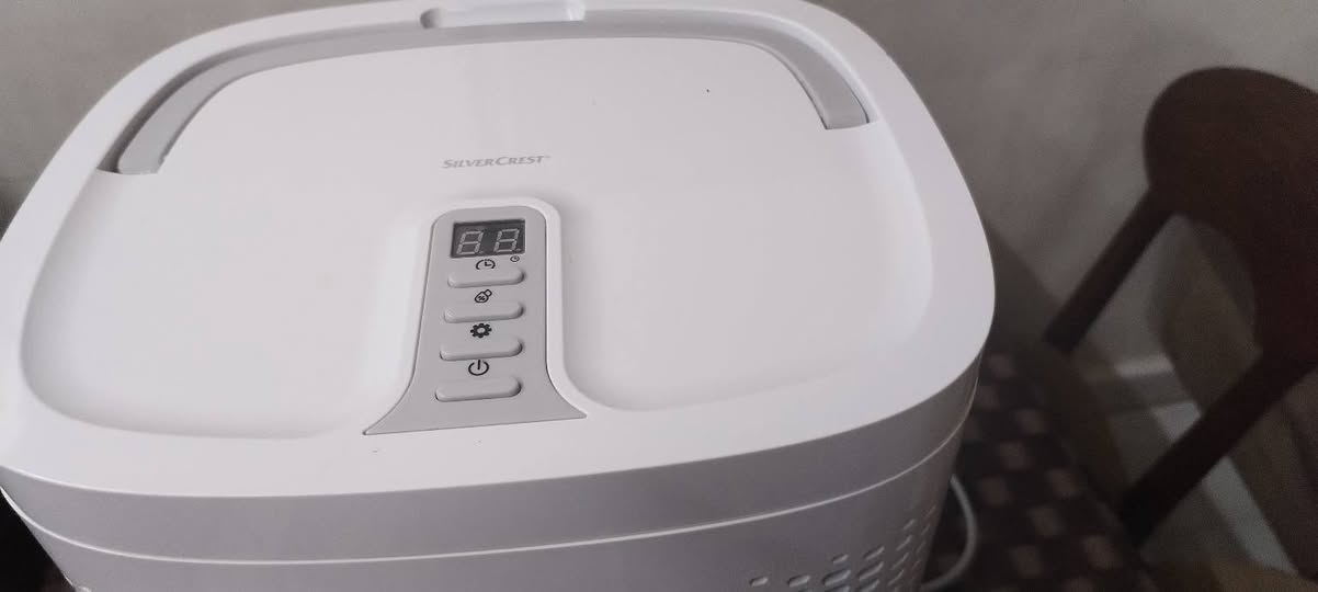 جهاز سحب رطوبة وتجفيف هواء (Dehumidifier) ماركة SilverCrest الأصلية.
حالة الجهاز: نظيف جداً وبحالة ممتازة وشغال 100%.

​قدرة السحب: يسحب لحد 10 لتر من الرطوبة باليوم الواحد.

​سعة خزان المياه: 2.2 لتر تقريباً.

​الاستهلاك: اقتصادي جداً (200 واط بس).

​طول الواير: 180 سم.

​ الجهاز شغلته يسحب الرطوبة الزايدة ويجفف هوا الغرفة مو جهاز ترطيب. يفيد جداً للغرف اللي بيها رطوبة عالية أو عفونة بالصيف أو الشتا.العنوان بغداد سعر 65,000


**إذا كنت صاحب هذا الإعلان وتريد حذفه لأي سبب، رجاءا أرسل رسالة إلى الدعم الفني**