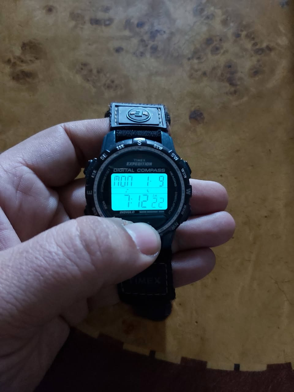 السلام عليكم
ساعه تايمكس شاشه فسفوري باله امريكي اصلي نضافه 98 فول 
ظغط 100 متر مي 
لايت لد داخلي 
منفذ للتاريخ 
اليومي شهري 
منبه عداد تنازلي 
سعر 70 ألف 
يوجد توصل


**إذا كنت صاحب هذا الإعلان وتريد حذفه لأي سبب، رجاءا أرسل رسالة إلى الدعم الفني**