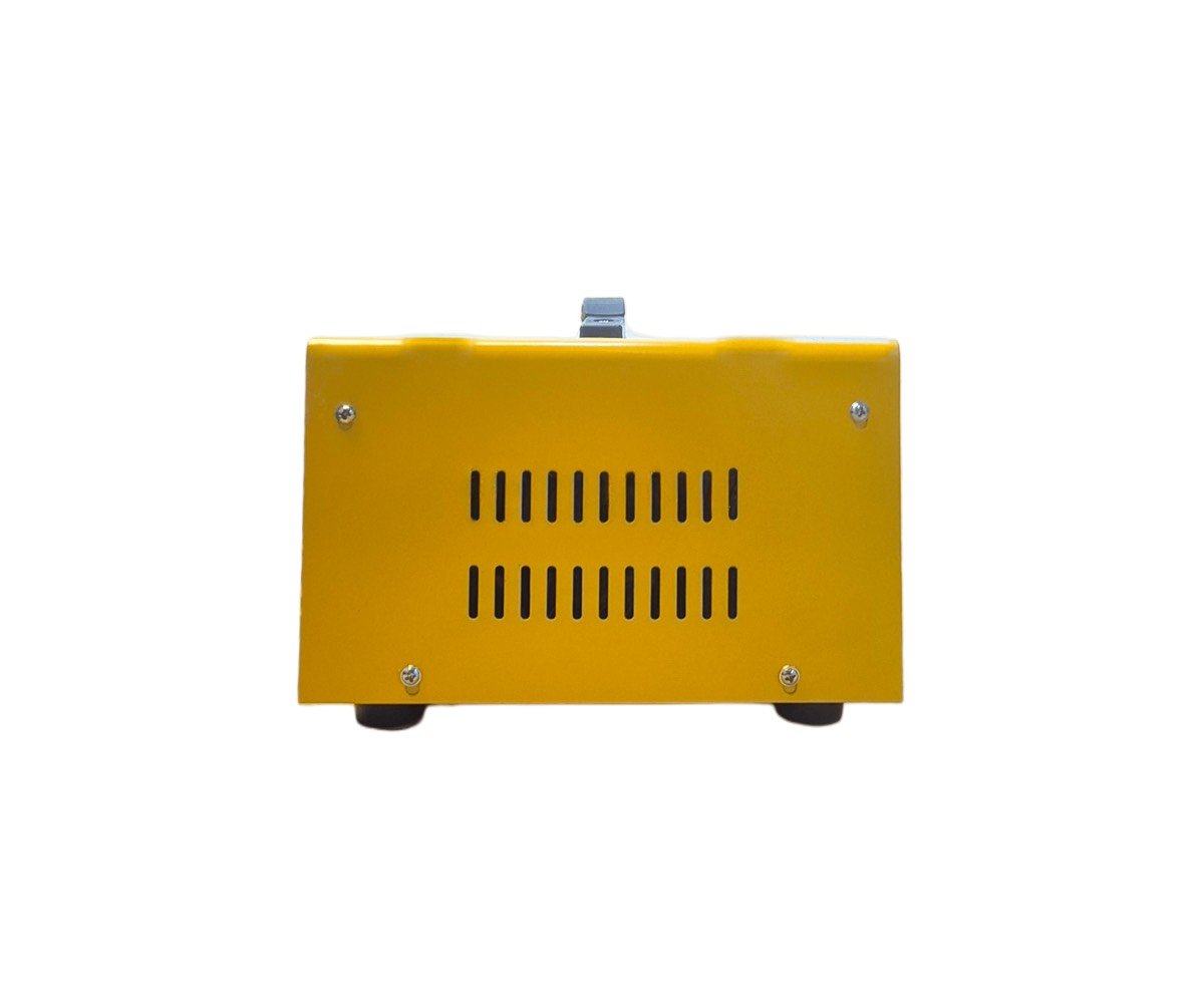 شاحنة بطاريات سيارات جوكر مارادو 30 أمبير (12V  24V)

الاستخدامات

شحن بطاريات السيارات الخاصة والعامة.

شحن بطاريات الشاحنات والمركبات الكبيرة.

مناسب لبطاريات 12 فولت و24 فولت.

استخدامه في الكراجات، الورش، والاستخدام المنزلي.

إعادة شحن البطاريات الضعيفة أو الفارغة بسرعة وأمان.

المميزات

قدرة شحن قوية تصل إلى 30 أمبير.

يدعم جهدين: 12V و 24V مع مفتاح اختيار.

عدّادين تناظريين لعرض:

- جهد الشحن (Voltage).
- تيار الشحن (Current).

مقبض تحكم لتعديل شدة التيار حسب حاجة البطارية.

نظام حماية مدمج:

- حماية من زيادة التيار.
- حماية من الحمل الزائد.
- حماية من القصر الكهربائي.

هيكل معدني متين يتحمل الاستخدام القاسي.

فتحات تهوية لتبريد الجهاز أثناء التشغيل.

مقبض علوي لسهولة الحمل والنقل.

يعمل على كهرباء منزلية 220V.

المواصفات التقنية:

الجهد الداخل: 220V

الجهد الخارج: 12V  24V

أقصى تيار شحن: 30A

طول سلك الكهرباء: 75 سم

طول سلك القراصات (المشابك): 60 سم

محتويات الصندوق

شاحنة بطاريات مارادو 30 أمبير.

أسلاك توصيل البطارية (موجب وسالب).

دليل استخدام.

الملاحظات

يُفضل اختيار شدة التيار المناسبة حسب سعة البطارية.

لا يُنصح بترك الجهاز يعمل لفترات طويلة دون مراقبة.

يجب التأكد من توصيل الأقطاب بشكل صحيح قبل التشغيل.

مناسب لبطاريات الرصاص (Lead Acid).

كل هذا بسعر 35الف والتوصيل مجاني 
للتواصل والحجز مراسلة الخاص او على *********** واتساب