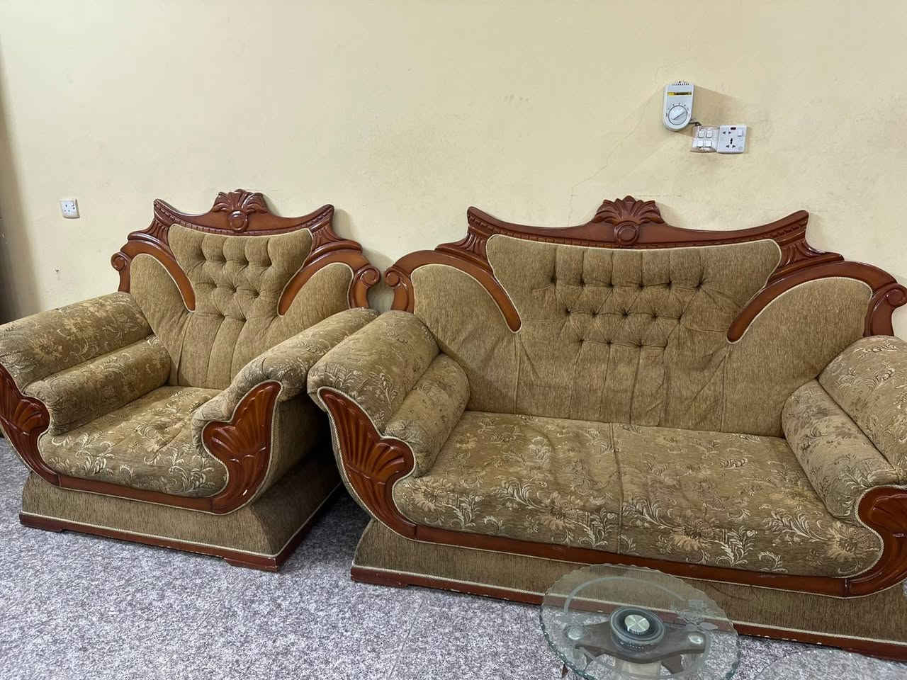 السلام عليكم 
تخم للبيع عدد ٥ قطع 
بحالة جيد جدا (نظيف ) 
مع طبلات زجاجية عدد ٥ 
وميز طعام زجاجي مع كراسي عدد ٤
مكان الحرية - شارع ٣٠ - اسواق الامير 
هاتف :- ***********
