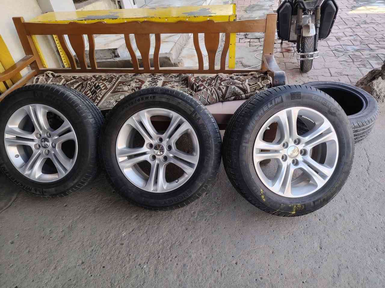 السلام عليكم تخم ويل وتخم تايرات مشلن مال جارجر 23 جدد بمعنا الكلمه للبيع السعر 400 الف المكان الفلوجه ***********
