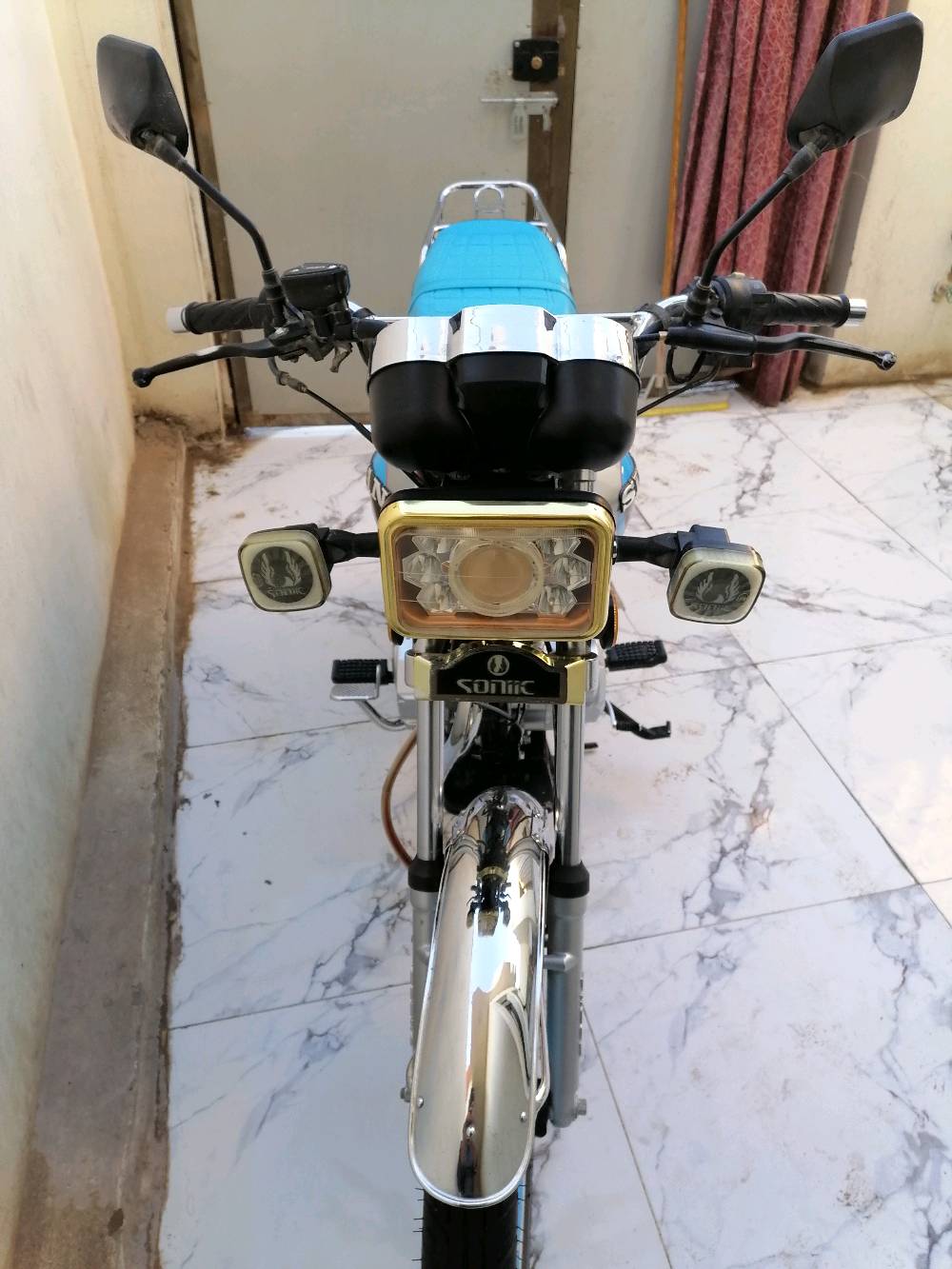 دراجة نارية موديل سيف, سعة المحرك 200cc. الدراجة تحمل اللون الأزرق مع بعض التفاصيل باللون الأحمر. مزودة بقرص فرامل أمامي وعداد رقمي لقياس السرعة. الإطارات بحالة جيدة وداخلية الدراجة نظيفة ومجهزة بشكلٍ كامل. مناسبة للتنقلات اليومية.