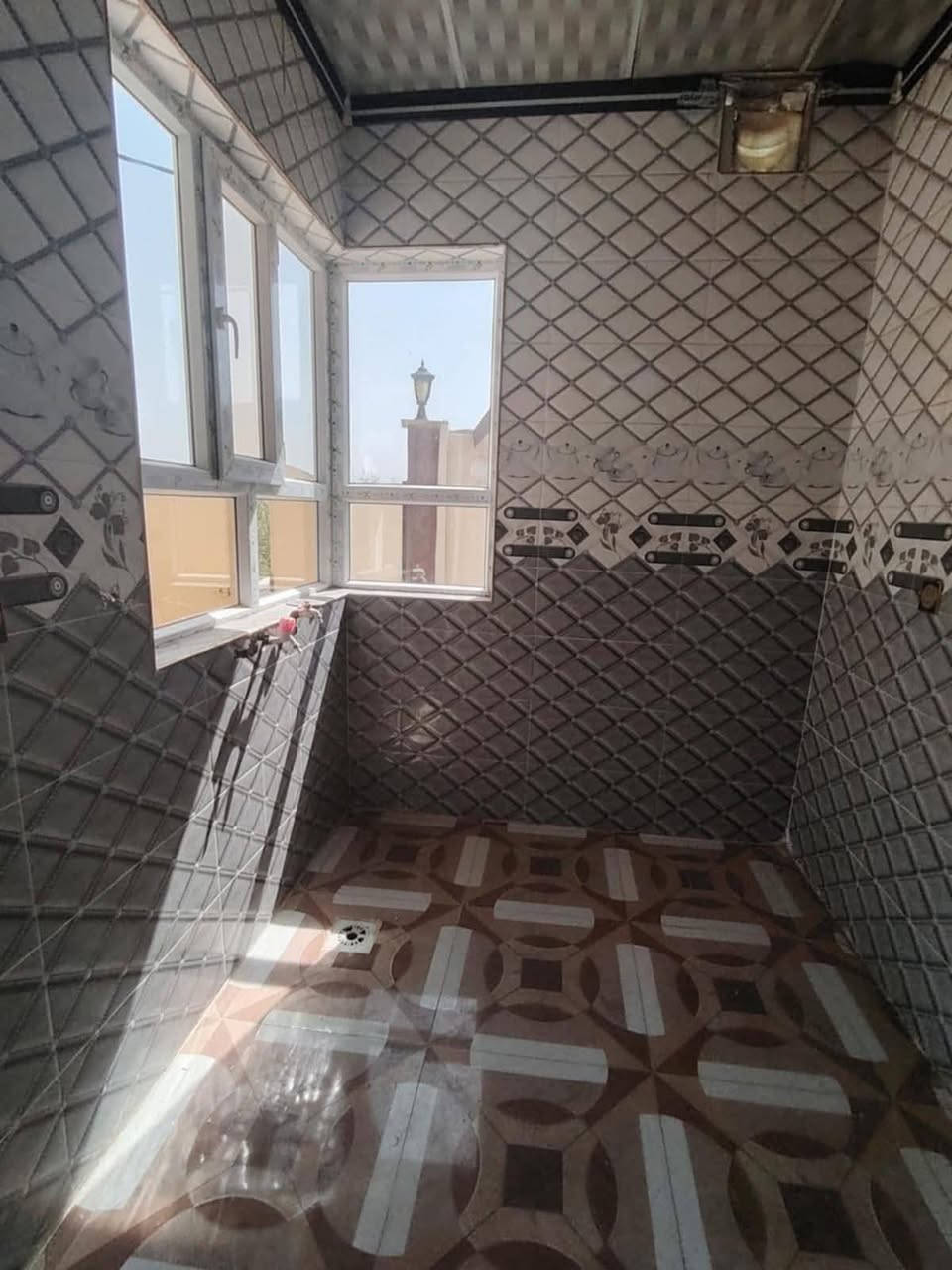 السلام عليكم دار للإيجار 110 متر في حي الشيماء رجال الاعمال  طابق واحد
للاستفسار: 
مكتب الصحاري 
الايجار 250 الف، ***********
