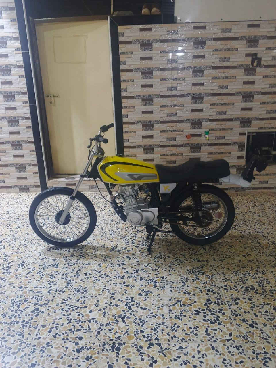 السلام عليكم شباب دراجة تعمير للبيع مكينه رابيدو مبدل بيهة بس بستم فقط دراجة حلوة ونضيفه مكاني عماره علي الشرقي الاستفسار اكثر على هاذا رقم ***********
