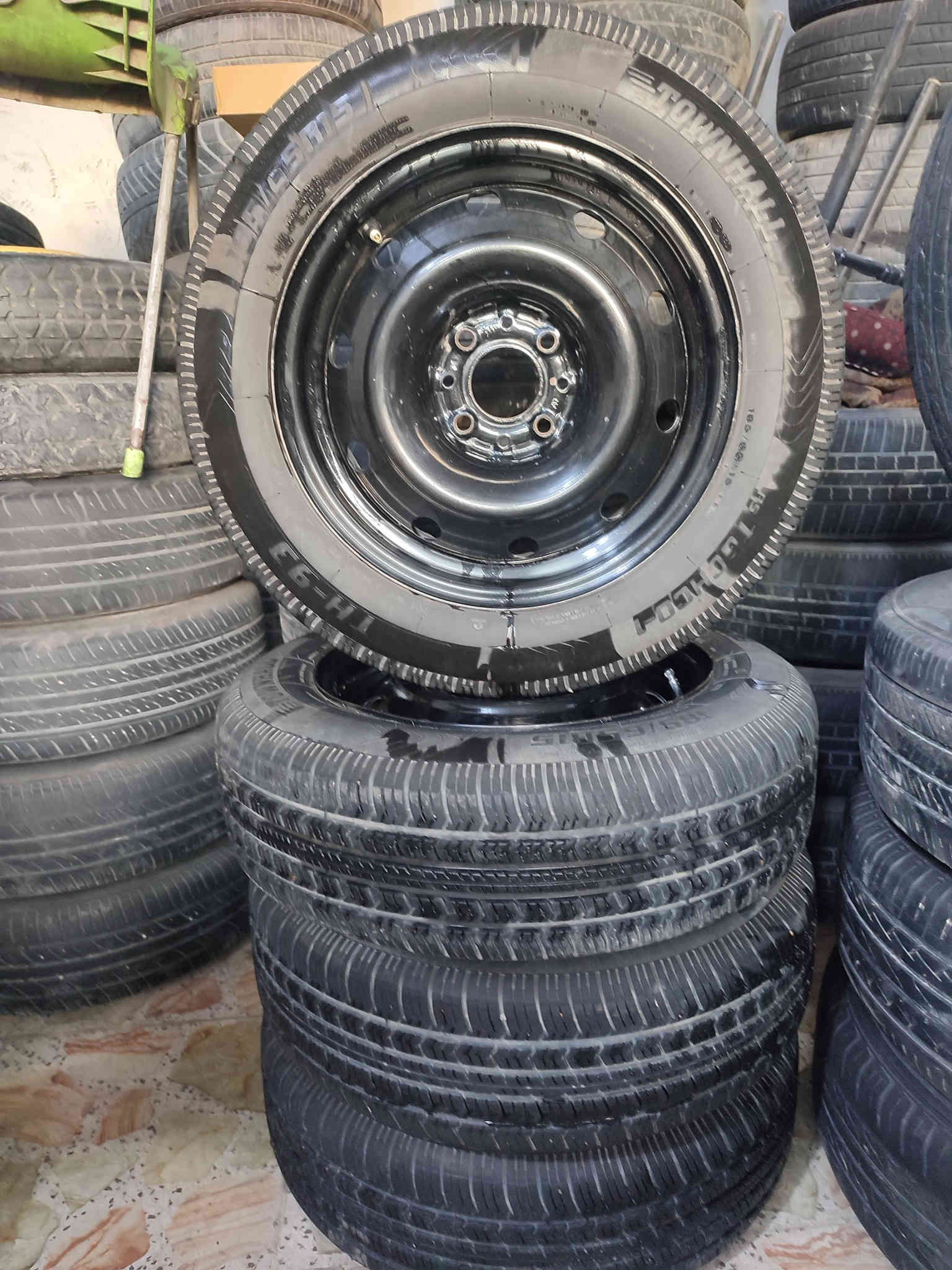 تخم ويل حديد الاصلي حجم 15مصبوغ حراري شرط الفحص بلبلنص لاعواج ولاتصليح جدد يرهم بيجو سمند أو بارص أو 405مع تخم تاير جديد حجم 15.65.185مشدود أقل الشهر بيع او مراوس السعر 200قفل مكاني نجف مكتب الرشيد ***********
