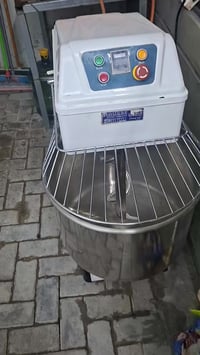 عجانه لولبيه من ٢٥الى ٣٥ سنكل سرعتين واتجاه واحد العنوان بغداد   رقم :...