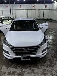 توسان ٢٠١٩ ماشيه ٩٥ الف  مواصفات كشنات ٢ كهرباء  كشنات جلد كامره امامي...