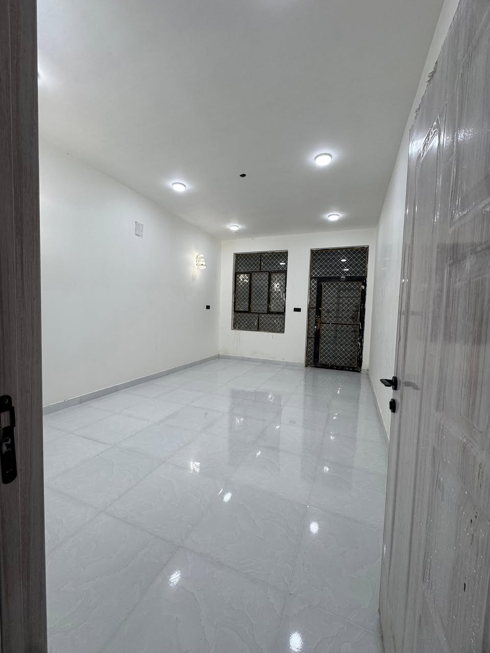 🏡 بيت للبيع – طابو زراعي (سند 25)
📍 الموقع: حي المعلمين – مقابل معمل الحرير (قطع علي عزيز)
📐 المساحة: 150 م²

تفاصيل البيت:
• يتكون من طابقين
• الطابق الأول:
 •مطبخ
 •استقبال
 •صالة
 •غرفة نوم
 •حمامين (شرقي وغربي منفصلين)
 •منور
 •باب يطل على الشارع الخلفي

• الطابق الثاني:
 •غرفتين نوم
 •صالة
 •صحيات
 •سطحين
🧱 مواصفات البناء:
• بناء طابوق ومسلح
• يقع على شارع أمامي بعرض 10 م وخلفي بعرض 8 م
• بناء حديث
• البيت فارغ وغير مسكون سابقاً

📞 للاستفسار: ***********
🏢 مكتب عقار أهالي المسيب – حي المعلمين الثالثة
قرب جامع محمد الجواد

💬 السعر: على الخاص
