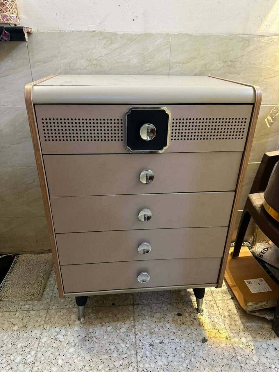سعر الغرفه مليون وميه وبيها مجال عنواننا الزراعي ابو طياره نظافتها 100% رقم الهاتف،،*********** هذا الرقم بوساب
