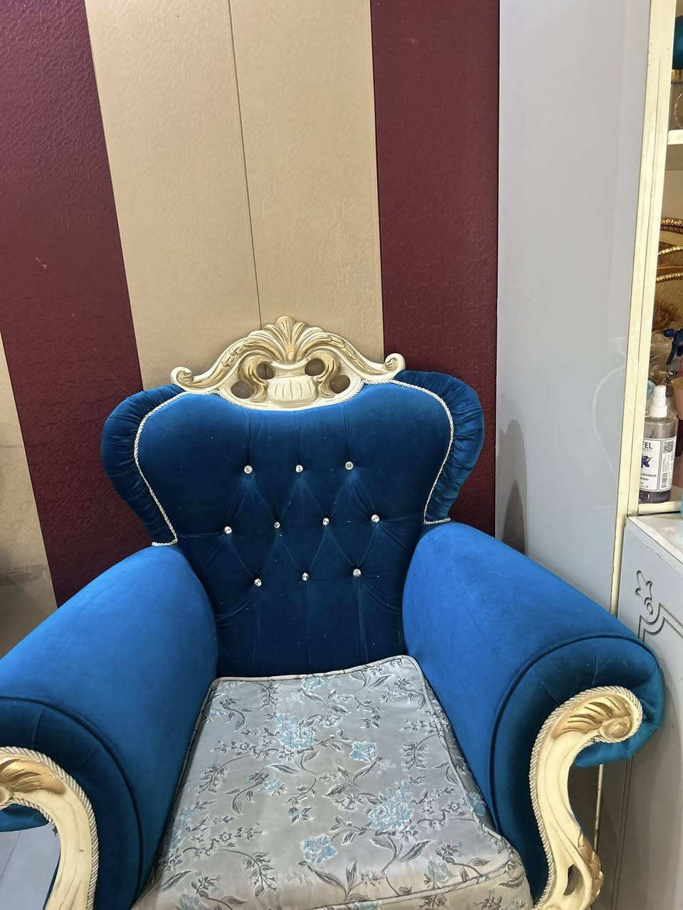 سلام عليكم تخم قنفات تركي قنفه كبيره و٤ كرسي مع طبله كبيره و٢ طبلات صغار 
اريده ب٣٥٠ بيع مستعجل 
يرهم ينباع نص تخم
للاستفسار اكثر ***********
