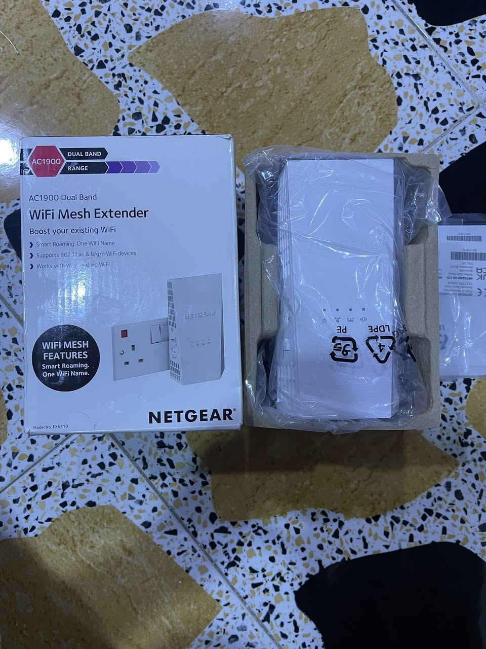 📡 وداعاً لضعف الواي فاي في غرف البيت! الحل النهائي وصل 🚀
مليت من تقطيع الإنترنت وأنت بداخل غرفتك؟ الإشارة ما توصل للطابق الثاني أو الصالة؟
جبتلكم العملاق الأمريكي NETGEAR AC1900 WiFi Mesh Extender (الموديل الأصلي EX6410). هذا مو مجرد مقوي عادي، هذا "وحش" شبكات!
ليش هذا الجهاز هو الأفضل؟ 🤔
• ✅ تقنية Mesh الذكية: يشتغل بنفس اسم ورمز الراوتر الأصلي، يعني ما يحتاج تبدل شبكات وأنت تتحرك بالبيت، الإنترنت يبقى متصل وبنفس القوة.
• ✅ سرعة فائقة (AC1900): يدعم سرعات خيالية تصل لـ 1900 Mbps، يعني مثالي جداً لـ (ببجي، بلايستيشن، ومتابعة أفلام 4K) بدون أي تعليق (Lag).
• ✅ تغطية عملاقة: يغطي مساحة تصل لـ 180 متر مربع ويخترق الجدران بفعالية عالية.
• ✅ ثنائي الموجة (Dual Band): يشتغل على تردد 2.4GHz للمسافات البعيدة و 5GHz للسرعات الصاروخية.
• ✅ سهولة الربط: يربط على أي راوتر عندك (تندا، تي بي لينك، هواوي، ضوئي) بضغطة زر وحدة (WPS).
• ✅ منفذ Gigabit: يحتوي على فتحة سلك لربط الشاشة أو الكيمنج مباشرة للحصول على استقرار 100%.

السعر 50 الف


**إذا كنت صاحب هذا الإعلان وتريد حذفه لأي سبب، رجاءا أرسل رسالة إلى الدعم الفني**