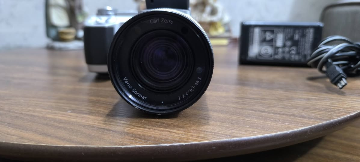 السلام عليكم 
كاميرا ديجيتال 
ماركه SONY 
صناعه ياباني 
زوم متحرك 
شغاله 
بطاريه تفقد شحن 
مع شاحنه 
بدون رام 
السعر 125
التوصيل 5 بغداد 6 باقي المحافظات


**إذا كنت صاحب هذا الإعلان وتريد حذفه لأي سبب، رجاءا أرسل رسالة إلى الدعم الفني**