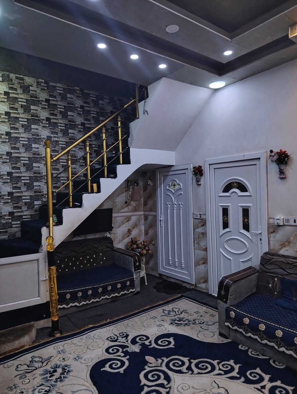 السلام عليكم عدي بيت للبيع ٨٠ متر بناء طابوق  طابق واحد سند ٢٥ خلف مدينه العاب ضوء القمر  مباشر وقريب من حولي ابو مهدي المهندس طريق الزوار مع كافه الخدمات  يصلح سكن او حسينيه  للااستفسار ***********
