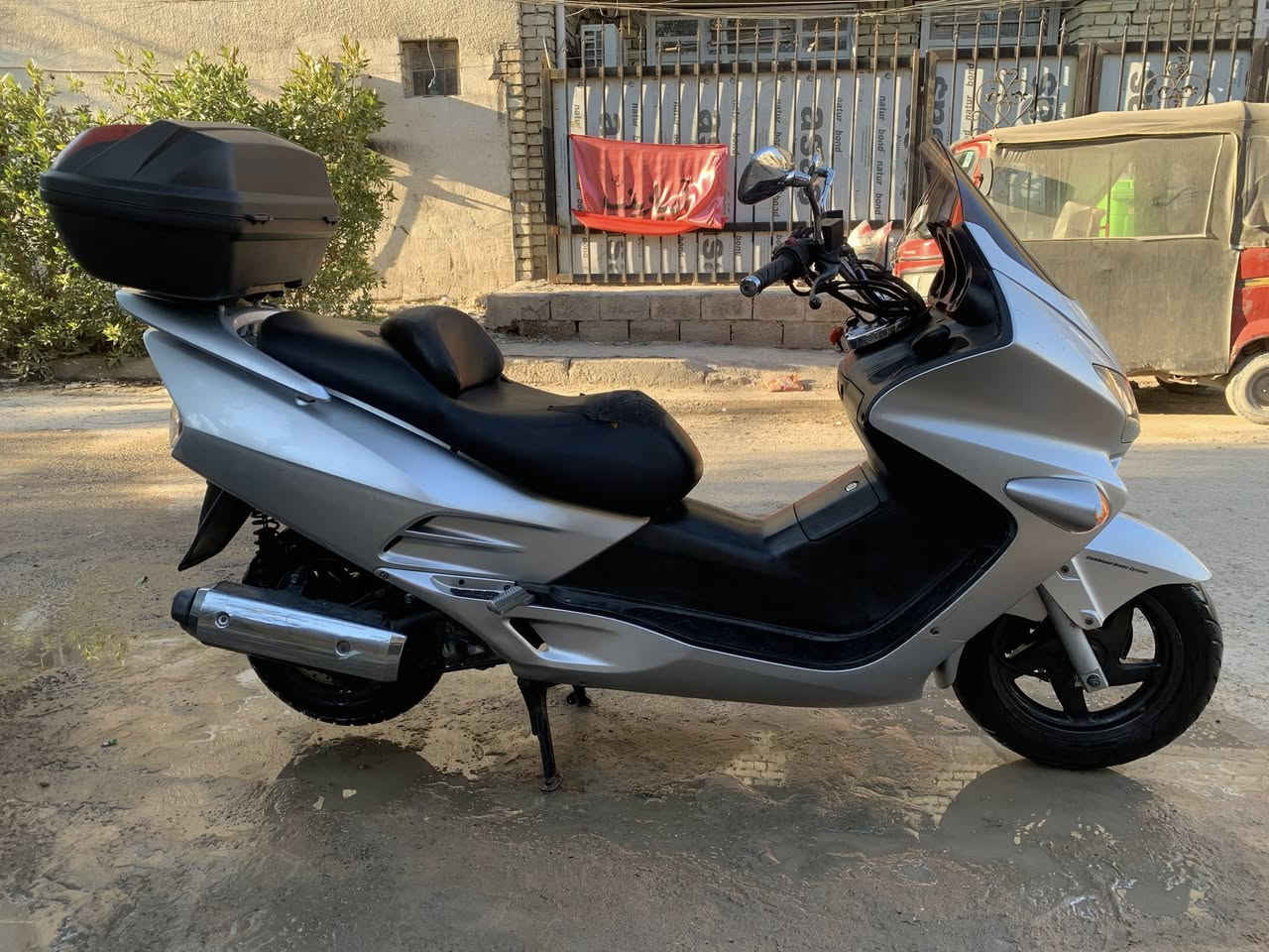 السلام عليكم
دراجة فورزا سويج ٠/٦ مكفولة محرك وكلجات وكفرات قطرة صبغ مابيها  
وجاهزة من كلشي تايرات بعدها بلاد كلشي بلاد بيها 
ماشيه ١٦ الف حقيقي كهرباء كلها شغالة 

مي شركة 
دهن شركة 
ستيرن نيكل 
وجنطة كبيرة 
مرايات نيكل 

رايدها بمليون ٢٠٠  

مكاني بغداد حي الجهاد 

***********
