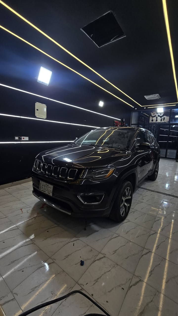 جيب كومباس 2018  للبيع 
لونها فيلي غامق رقم بغداد تحويل مباشر 
فئة سبورت 
محرك 2400 دفع رباعي 4x4
تدفئة ستيرن و بالكشنات 
تبريد قطعتين ثلج
كير 9 نمر
ماشية 75 ميل 
الجامات مغلفة عازل حراري الغرفة تبقى باردة حتى بالصيف
المكينة نظيفة جدا دهن ممتاز و ماء راديتر ممتاز 

حادثها جاملق بارد بسيط جدا و البنيد مبدل و مصبوغ صبغ اصلي ايرباك دركة و دشبول
و بالعراق اكو رصعة فوك الجامة بسيطة كلش 
 ادامة كاملة للسيارة على اخر حباية 
نظيفة جدا السيارة
السعر ١٢٥ ورقة و مجال للشراي فقط 
***********
