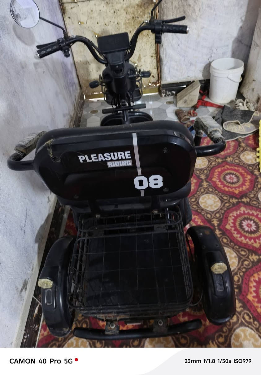 يوجد لدينا دراجه شحن جديده للبيع مكاني بصره الدير السعر 500 اتصال ع الرقم ***********
