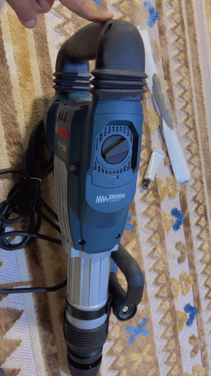 دريل همر كسار بوش الماني جهاز جديد ممشتغل ولا شايف الكهرباء
1700 واط
14 كيلو للضربه
برينه خمس شروح
السعر مليون
دينباع ب١٧ ورقه 
***********
