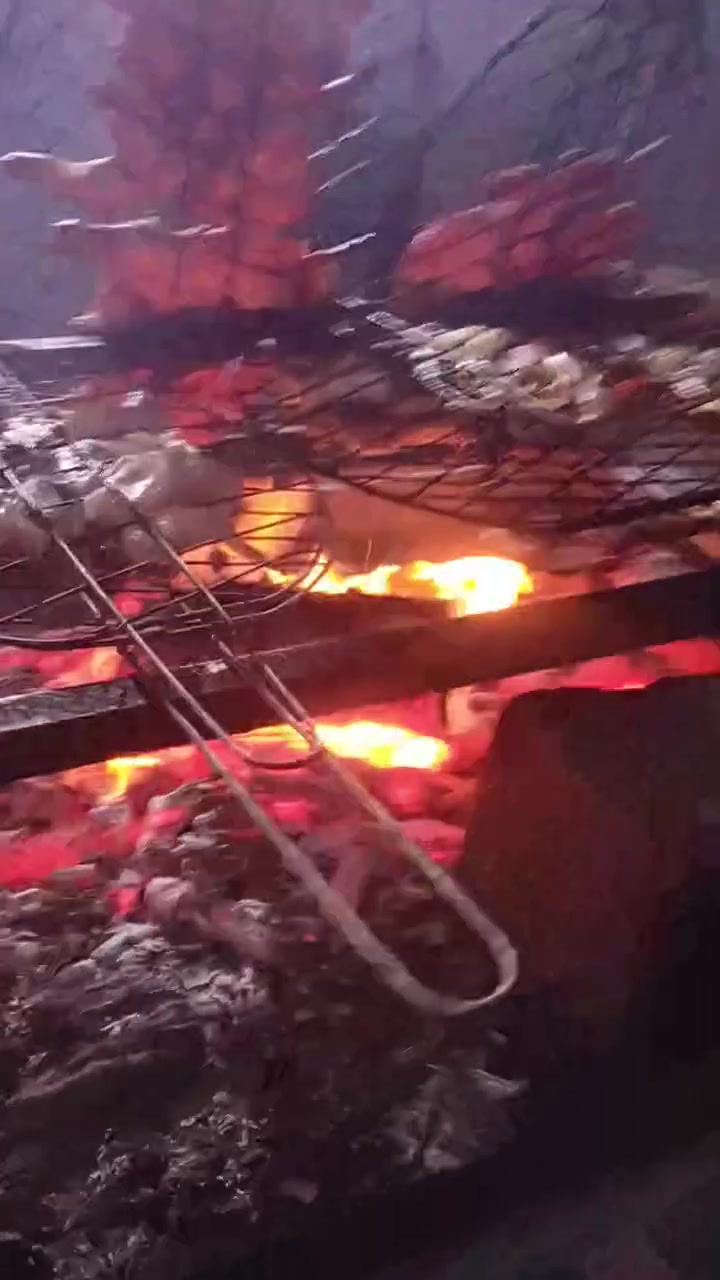السلام عليكم 
دجاج شوي عالحطب 
السعر :7.500 مع المقبلات 
_____________________
الحجز قبل ساعه ماعدنه حميان 
توصلك حاره 
______________________
الرقم :***********.....***********
