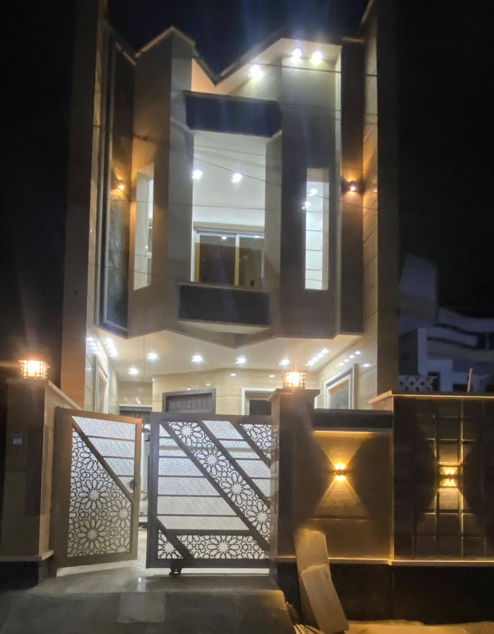 للبيع ١٢٥ متر واجهه ٥متر نزال ٢٠ متر بناء درجة أولى سنة البناء ٢٠٢١ 
السيدية خلف مدرسة الهدى مربع المعلمين قريب على شارع المركز السعر ٤٦٠ مليون 
للإستفسار احمد ***********
