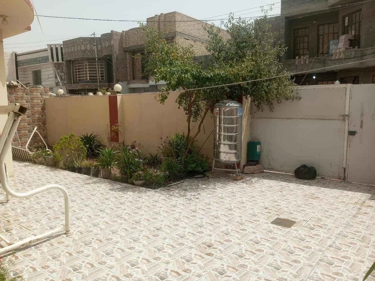 🔥 #عقار_للبيع – فرصة مميزة للسكن 
📍 الموقع: الجغيفي الثانية
📌 قرب أسواق نواف – شارع مبلط

📐 تفاصيل العقار:
▪️ المساحة: 300 م²
▪️ الواجهة: 15 م
▪️ النزال: 20 م
▪️ الشارع: 10 م
▪️ طابق واحد

🏠 مكونات البيت:
✔️ غرفتين نوم
✔️ صالة
✔️ مطبخ
✔️ استقبال
✔️ هول
✔️ 3 مناور
✔️ حديقة مريحة

🚿 الخدمات:
✔️ صحيات داخلية وخارجية
✔️ أرضية سيراميك كاملة

📄 نوع الملك: طابو زراعي

💎 موقع هادئ وقريب من الخدمات – مناسب للسكن العائلي أو الاستثمار

📞 للاستفسار والتفاصيل:
***********
*********** واتس
