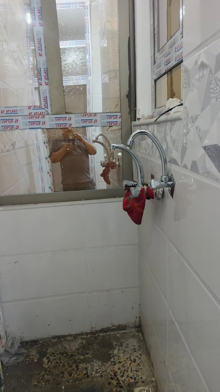 بيت للايجار ٥٠م طابقين  الامين الثانية النواب خلف البراق يحتوي على صاله ومطبخ و٣ غرف وخدمات 3  وصاله ومطبخ الايجار ٤٠٠ الف قفل ***********
