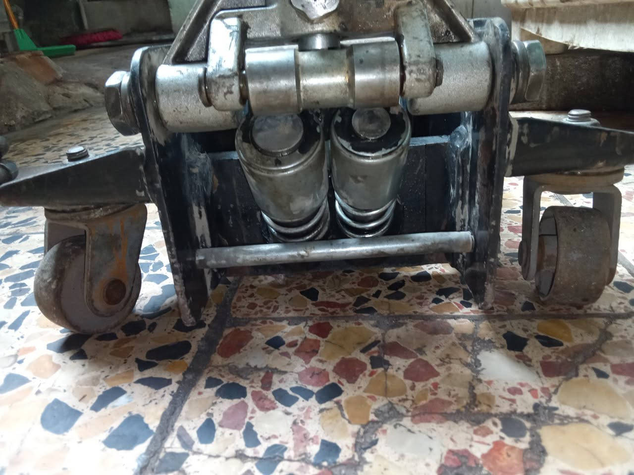 ⭕يوجد توصيل لكافه المحافظات
جك تمساح شطح دبل بستم 3 طن شغال وعل الفحص نظيف السعر 90 الف المكان بغداد ***********
