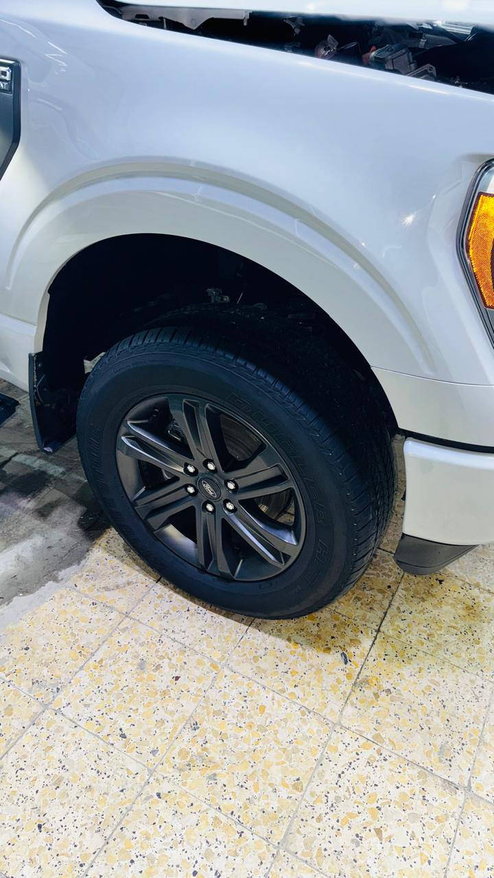 سلام عليكم  بيكم فورد F_150 البيع 
موديل 2023 فول مواصفات 
السيارة رقم بغداد محرك 3500 دبل تيربو
لون سموكي 
جاهزه من كلشي وكلشي 
مواصفات سيارة 
1_ شاشة جبيره 
2_ 5 كامره 380 درجة 
3_ حساسات 380 درجة 
4_ رادارات امامي  و جانبيه 380 درجة 
5_ كشنات جلد كهرباء وخزن ميموري تدفئة و تبريد 
6_ كير كهربائي 10 نمر 
7_ وضعيات القيادة أكثر من 7 وضعيات ( جبلي و صحراوي و إقتصادي و طبيعي و و سبورت و سلس و صخري و ممطر ) 
8_ فور ويل
9_ إطفاء ذاتي 
10_ سايد بريك بصمة
11_ لايت زنون ولد بك لآيت لد
12_ جنطه كهرباء 
13_  غلاف بدي 
14_  تشغيل عن بعد 
15_ اناره بلمري وكهرباء
16_ ودوسات جانبية كهربائي
17_ فتحة جام خلفية كهرباء 
18_ منافذ كهرباء 220 فولت  وكذلك 110 فولت بكل مكان بالسيارة 3 منفذ بالبدي طلب خاص
19_ بصمات دخول أبواب و رمز سري
20 _ أشار  وكامر ترحيب بل مري 
21_ أنار محيطة 360 درجة 
22_ سترين كهربائي وتدفئة 
23_ شحن واير ليست 
24_ ميز طعام 
25 _ توقف ذاتي 
26_ كاربلي
27 _ تحديد مسار 
28 _  ويل 22
29_ فتحت ساقف بانوراما 
حادثة دعاميه ورأس البنيد سستم بلادي حتى دعاميه مال تفصيخ 
مكان الأنبار الرمادي رقم ***********/ *********** سعر خاص

