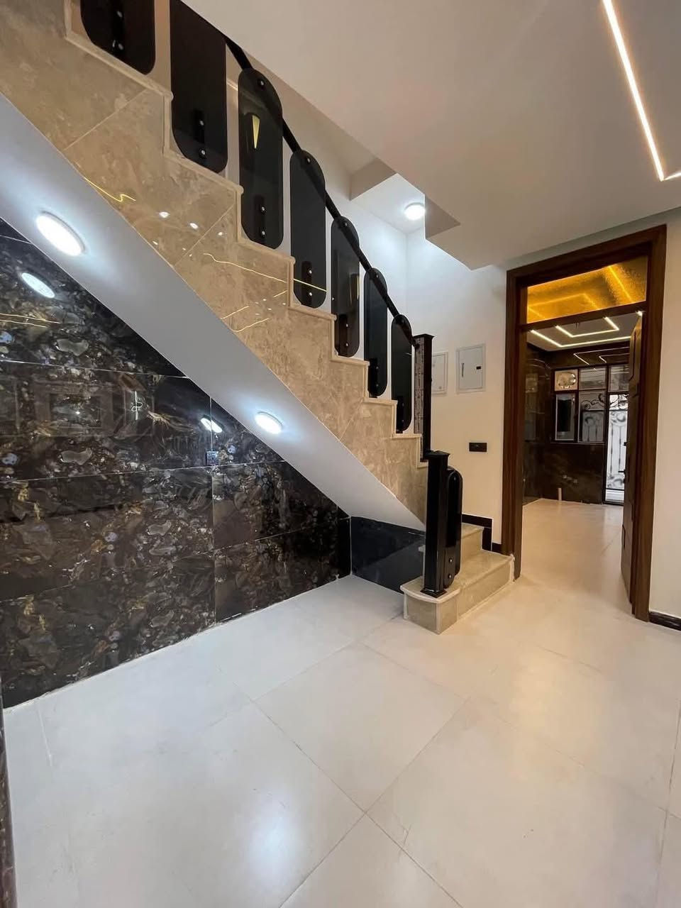 بسم الله ماشاءالله :
🔹بيت مساحة 100م-  واجهة 6،250 -نزال 16 

▪️فول مواصفات  

البيت يحتوى على( 4 غرف نوم مع 3 حمامات)

 *الطابق الاول يحتوي على استقبال ومطبخ وصالة 

 كبيرة وغرفة نوم مع حمام ملكي مع منور

*الطابق الثاني 2غرف نوم مع حمام

*الطابق الثالث غرفه وحمام اسويت بيتونه كبيره

المواصفات //

رفت 40مع بتلو 10 يعني صار 50 والصور كلها موجودة 

من بداية البناء اما السبتتنك تجي وتشوف بعينك ع 

شرط غرفة نوم مسويها

ارضية كلها 60×60وتطبيك الارضية فرش حصو مع 

بسيس بالاضافة الى مادة

المطبخ والحمامات والحولي كلها تطبيك الواح وليس سيراميك

بورد نظام كامرات وانترنت مخفي

ابواب تركي اصلي ضمان مع ابواب حمامات المنيوم

مغاسل تعليك مع غربية تعليك نوع توته

حمامات الواح مع خلاطات تركي اصلي

البيت جبسن بورد مع انارات بروفايل وانارة مخفية

بوكسات خارجية للغاز والماطور مع تانكيات عدد 2 الف لتر

🔹نوع العقار طابو زراعي سند٢٥

🔸 الدورة -البوعيثة -العدل الاول رابع فرع عن مثلث الذهبي

🔻البيت باسمي مباشر بدون دلاليه 

اتصال 

‭***********
