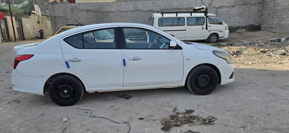 السلام عليكم 
نيسان صني جاهزه من كل النواحي ما بيهه نقص برغي 
مديل 2020
السنويه اليوم تنتهي 
بيهه بابين العبري شخط ومكحل 
وبابين السايق مصبوغات  
والباقي كله سليم 
السعر 100 $
*********** البصرة, العراق
