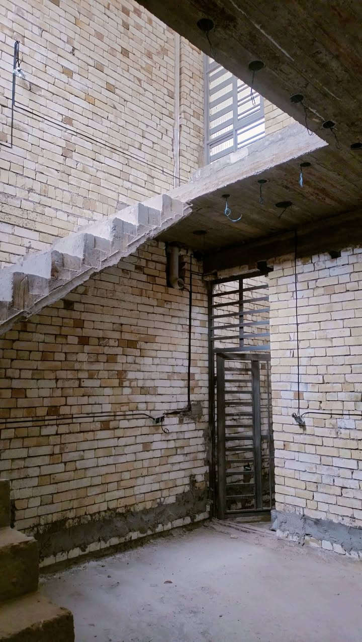 دار هيكل 100متر للبيع
الوجه 5والنزال 20. 

كامل سطح  مع كهرباء مع ماء 

المكان حي الكوفه ضهر اسواق ادم  قرب شارع المخازن
كامل خدمات تبليط مقرنص 

للتواصل ***********
