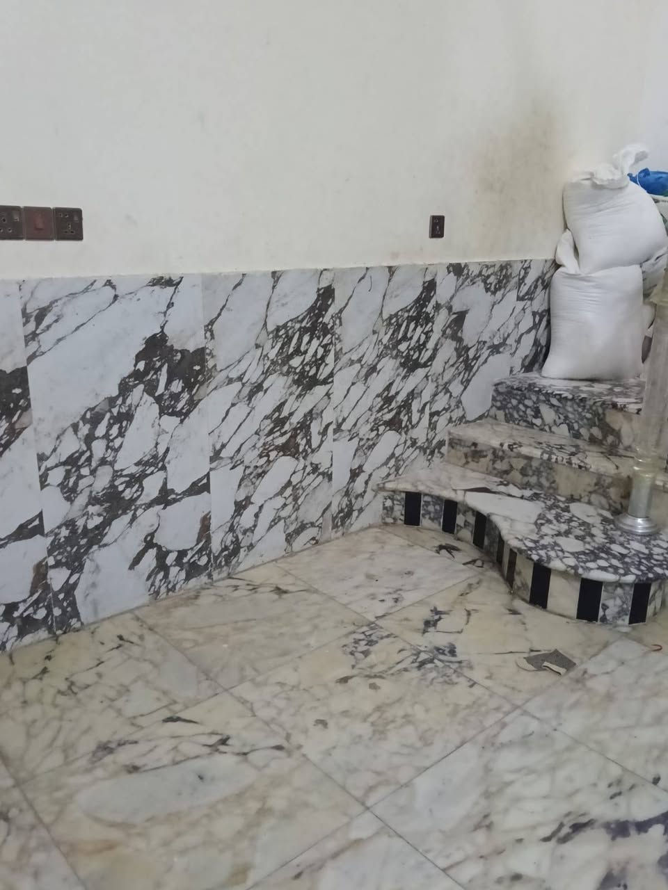 بيت ركن  للبيع مساحه ١٠٠ يحتوي على غرفه صاله استقبال مطبخ حمام داخلي وخارجي الطابق الثاني ثلاث غرف وصاله وصحيات الطابق الثالث غرفه العنوان حي اريدو قرب السوق مطلوب اسكان ٧٠ بدون اسكان ١١٥
 لتواصل ***********
