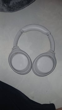 سماعه سوني اصليه وضمان سماعه جديده ما متعوبه بس جانت متروكه من اول ما ...