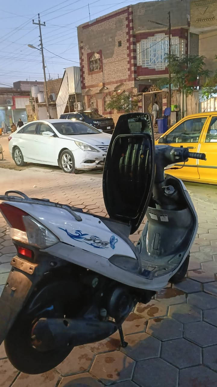 السلام عليكم دراجة قجمه البيع ما مفتوحه ما بيه اي نقص تعال وفحص كلشي شغال شاير سلف وهندر  بك لايت الخلفي وامامي السعر 750وبيه مجال قليل مكاني البصرة الكزيزة رقم التواصل على الواساب ***********
