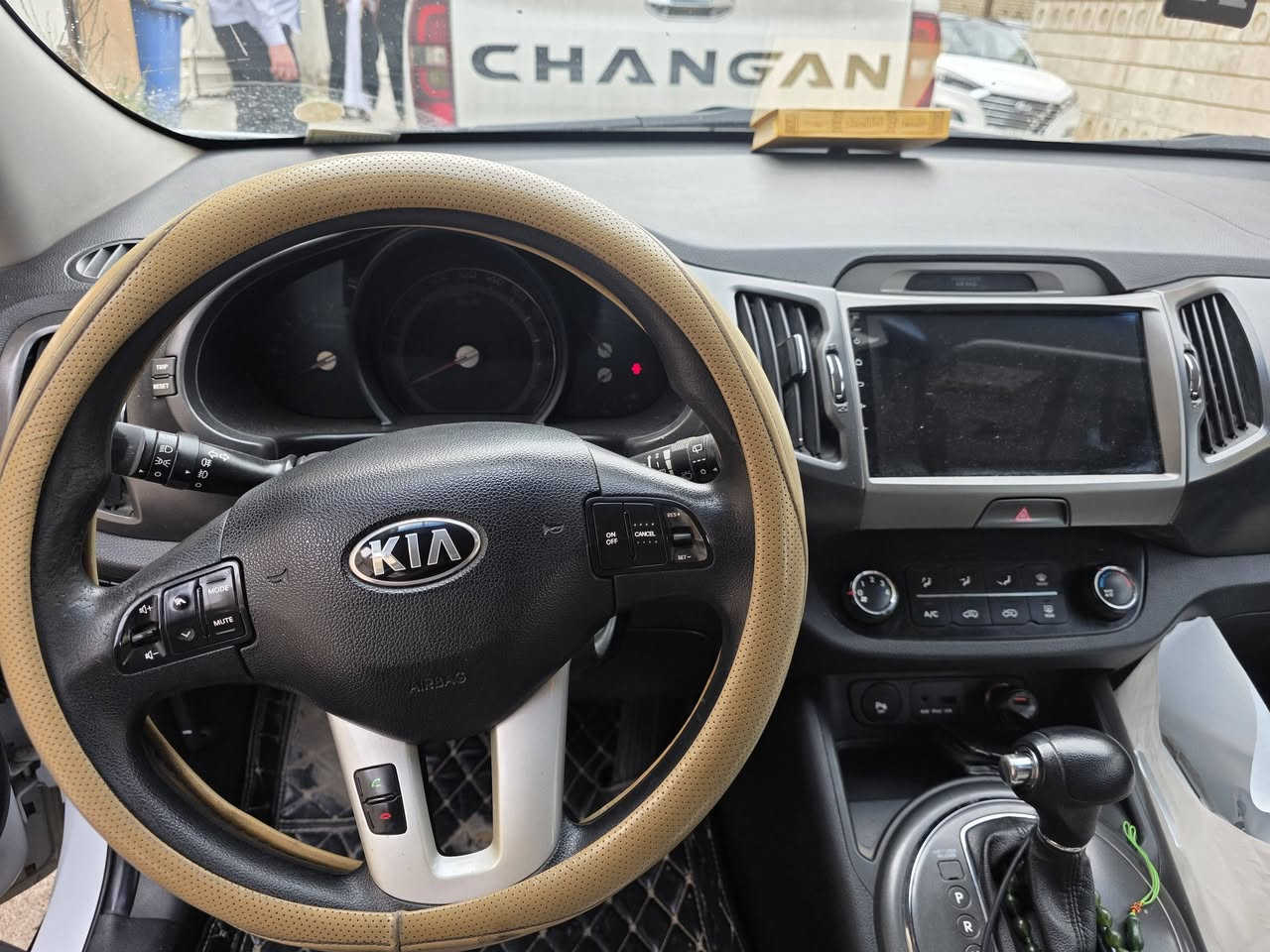 السلام عليكم 
كيا سبورتج 2014
وارد امريكي 
سياره نضيفه استخدام شخصي 
بيه بارد قطعه وحده بدون صبغ 
رقم التواصل ***********
