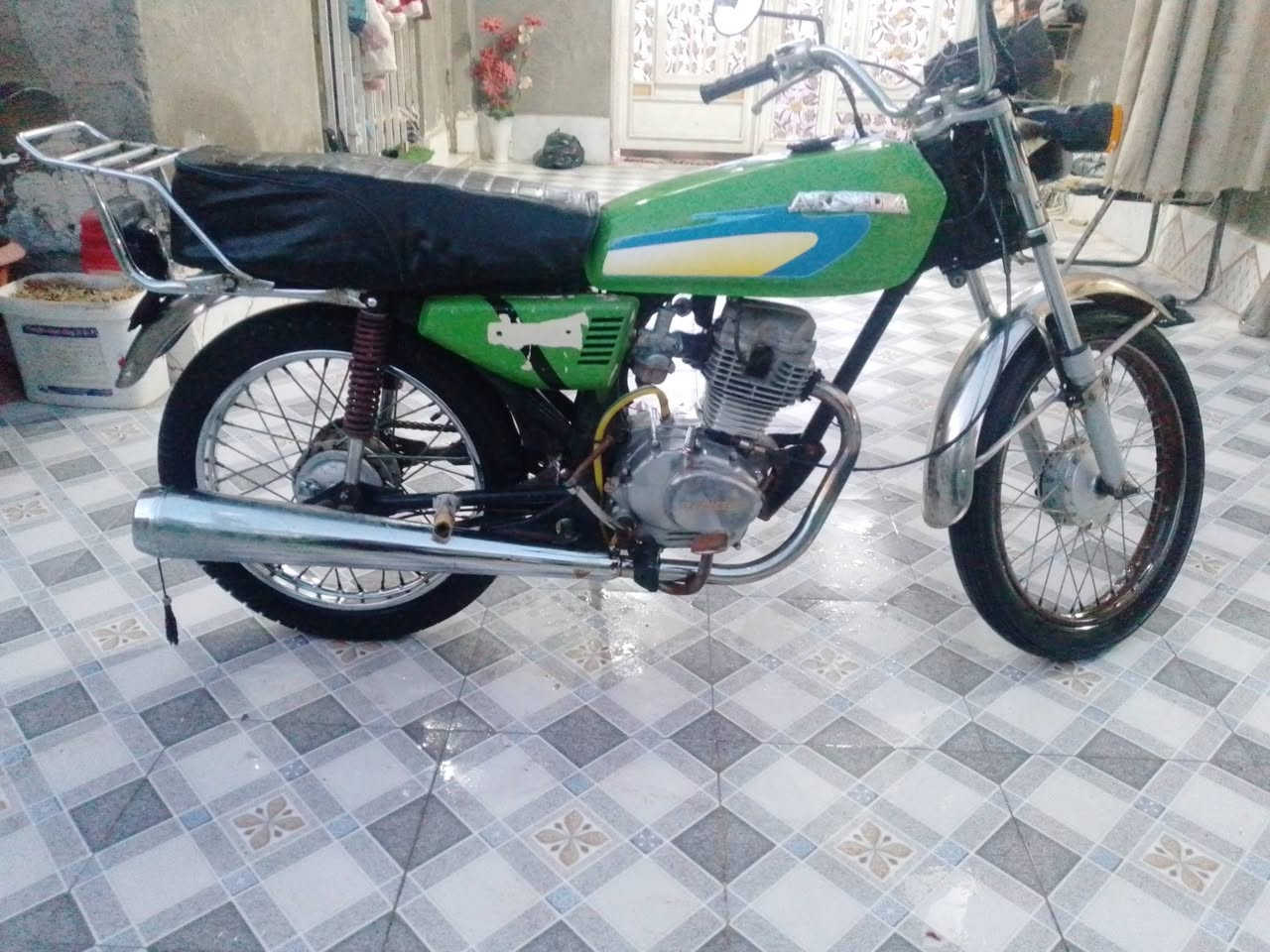 سلام عليكم دراجة لبيع موديل 16 عمره 21 وراق جدد ماناقصه يشي  ***********
