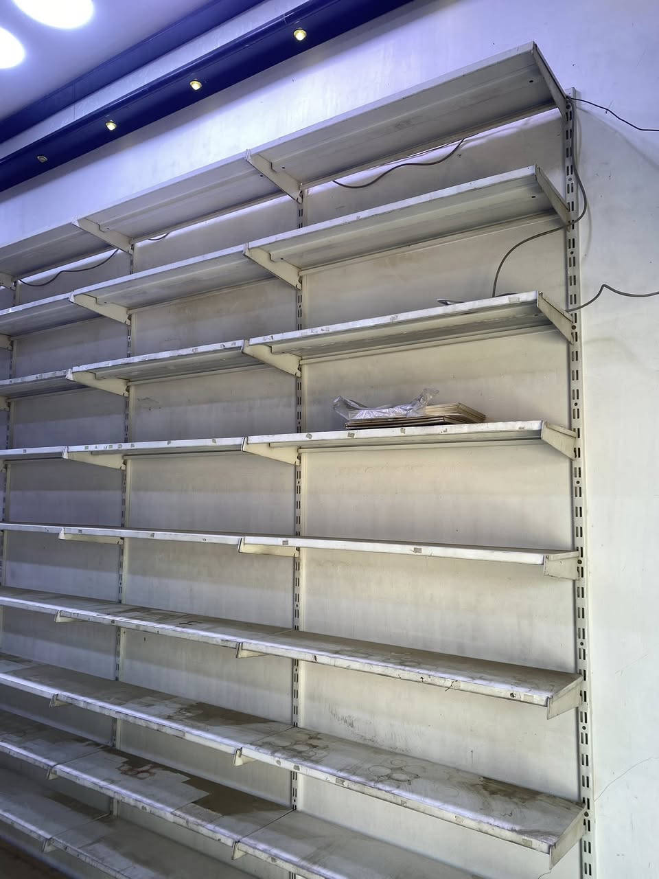 رفوف حديد اصلي مع رفوف حديد عارضة سفينة مع رفوف زجاجي مسكرت مع رفوف خشب HDF مع ابواب دفترية عدد 4 معروضات للبيع 
للاستفسار اتصال ع رقم 
***********
