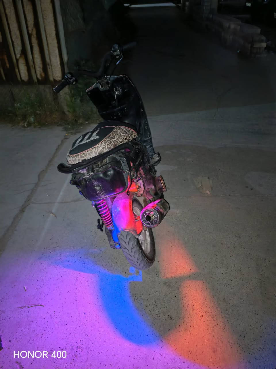 سلام عليكم دراجه ماكس عدله مالعب كفرات كامله مكينه 55 شلعه ومعدل اذا مو ترفع بيك رجعه مكينه لا تنقيص ولا تبخير سلف جديد نكره بكل وقت وين يعجبك افحص الدراجه ممشروكه وبيه مكينه هاون بس باتريه تعبان سعره 425 وبيه مجال للشراي ***********
