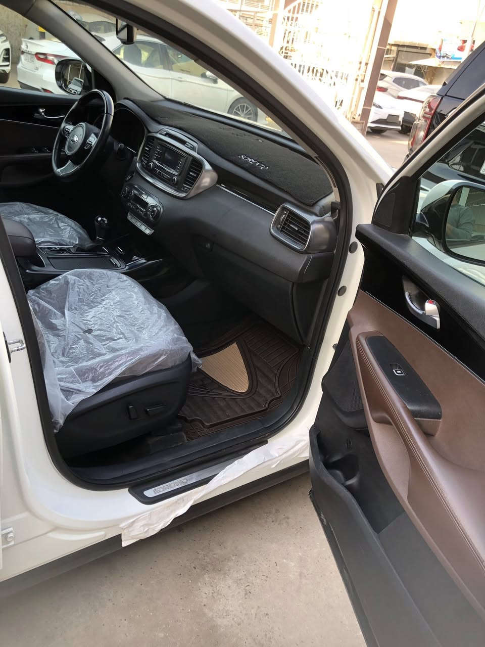 السلام عليكم من رخصة الادمن سورنتو خليجي مواصفات كويتي 1/1 مكفولة من الصبغ والبارد موديل 15 شكل 16 اربعة سلندر بأسمي مكانها الرمادي للاستفسار *********** السعر 21 ونص
