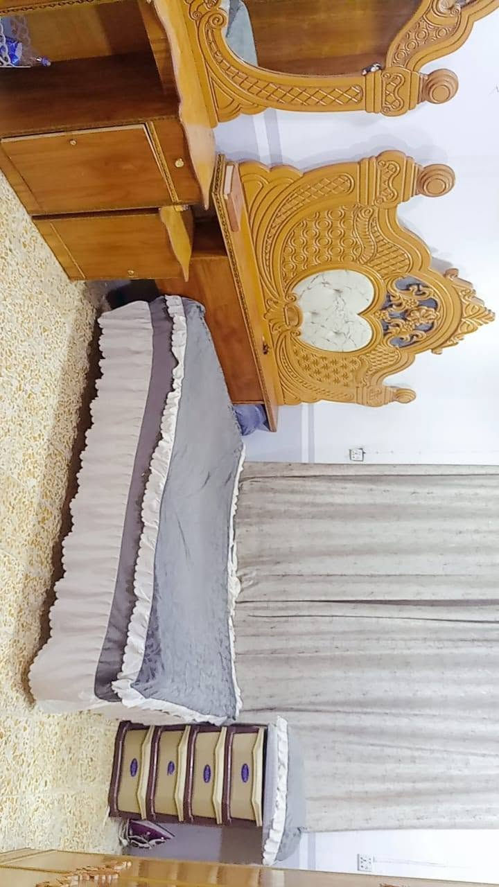 غرفه نوم ستة باب استخدام قليل طابق واحد كاملة ما بيها نقص 550الف مكانها نجف كوفة***********
