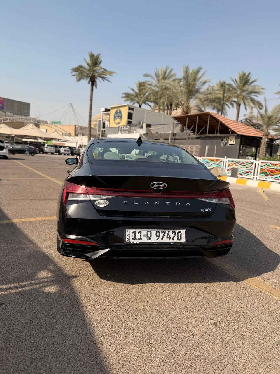 ✅ الموديل: Hyundai Elantra Limited Hybrid 2023
✅ المحرك: 1.6 لتر Smartstream Hybrid GDI

✅ القوة الإجمالية: 139 حصان

✅ ناقل الحركة: أوتوماتيك DCT من 6 سرعات

✅ نظام الدفع: أمامي (FWD)

✅ استهلاك وقود اقتصادي جداً يصل إلى حوالي 50 ميل/غالون (ما يعادل أكثر من 21 كم/لتر) حسب ظروف القيادة. (Kbb.com)

🔹 مواصفات Limited الأعلى تجهيزاً:

•  فتحة سقف بانورامية

• شاشة عدادات رقمية 10.25 إنش

• شاشة معلومات وترفيه 10.25 إنش مع الملاحة• Apple CarPlay و Android Auto

• نظام صوتي BOSE فاخر• شاحن لاسلكي للهاتف

• مقاعد جلد فاخرة

• مقاعد أمامية مدفأة ومبرّدة

• مقعد السائق كهربائي مع حفظ الذاكرة

• فتحة سقف (Sunroof)

• تشغيل بصمة ودخول ذكي

• إضاءة داخلية Ambient Lighting

• كاميرا خلفية وحساسات اصطفاف

• مثبت سرعة ذكي (Smart Cruise Control)

• نظام المحافظة على المسار

• نظام مراقبة النقطة العمياء

• نظام التحذير من الاصطدام الأمامي والكبح التلقائي

• حساسات وأحدث أنظمة السلامة من هيونداي. (Kbb.com)

📏 المواصفات الفنية:

• سعة خزان الوقود: 11 غالون

• سعة صندوق الأمتعة: 14.2 قدم³

• جنوط ألمنيوم 17 إنش

• 5 مقاعد رحبة ومريحة• تصميم رياضي عصري مع خطوط هجومية مميزة.

• السـعر:165$
• ماشية 32 الف كم يعني جديدة

(للجادين فقط الأتصال7727309719)
