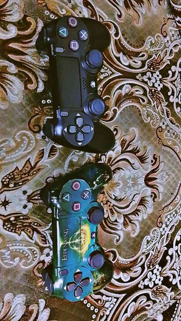 السلام عليكم ورحمه الله وبركاته بلي 4 فات كامل ملحقات جوستكات ثنين واحد اصلي واحد تجاري وقرص فيفا 22 وكيبلاته الاصليات السعر 210 وبي مجال مكاني الدوره شارع الميكانيك *********** متوفر واتساب
