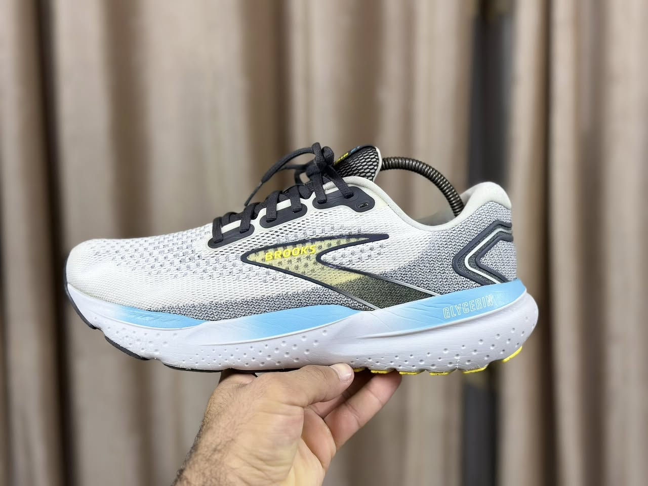 بروكس حديث جلسرين نايتروجين
قياس 44ونص 
 طول القدم 28ونص 

يوجد توصيل جميع انحاء العراق ***********
