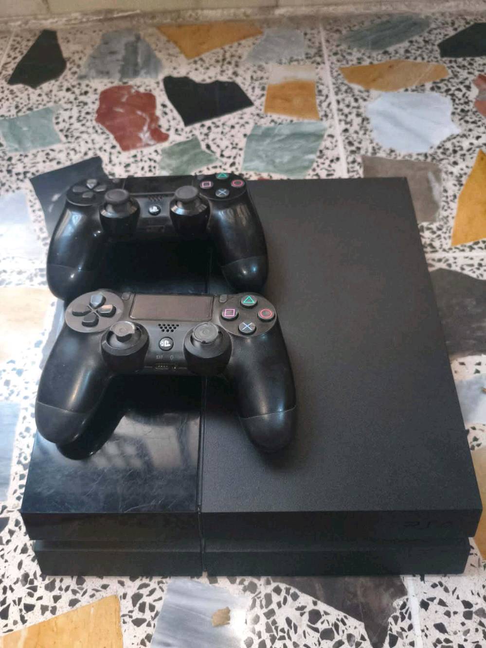 اقبل مراوس مبايل 
للبيع PS4 Fat مهكر إصدار 9.00
السعر: 270الف قابل للتفاوض بالمعقول
للبيع بلي 4 فات مهكر نظام 9.00، الجهاز نظيف
المواصفات:
PS4 Fat
تهكير إصدار 9.00
هارد 500GB
جوستك أصلي
جوستك تجاري 
جميع الكيبلات والملحقات كاملة