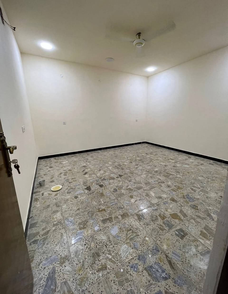 #للايجار شقه طابق اول
✅في زيونه محله 718

✅مساحه الشقه 125م 

✅تحتوي على استقبال مطبخ معزل

✅غرفتين نوم وخدمات 

للاتصال

***********📞
