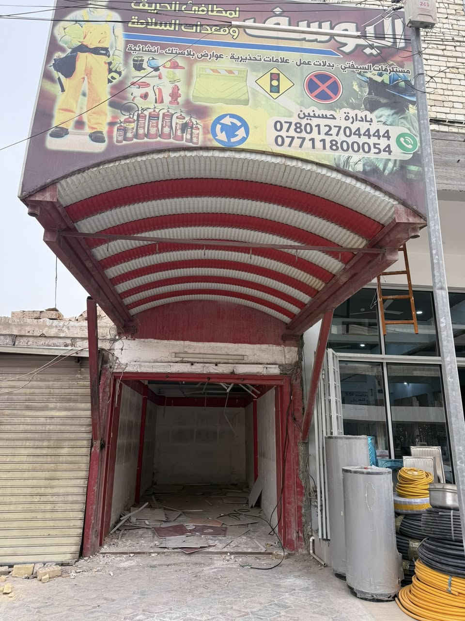 السلام عليكم للبيع سقيفه كاسبان قياس ٣*٤متر بعدها جديده اسعمال موسم حديد ثقيل  السعر 275الف المكان النجف شارع المدينه ***********ملاحضه موجده باب دفتري قياس ٢/٥*٣متر حديد ثقيل سعرها ٢٥٠الفخ
