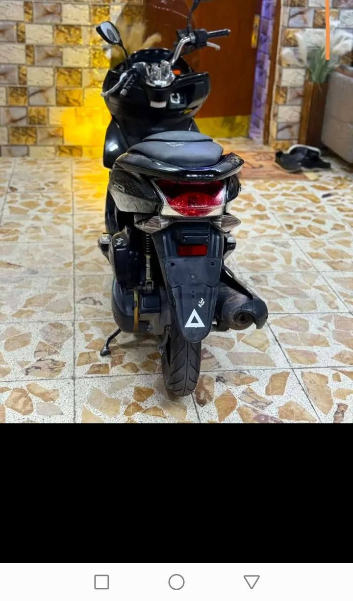 سلام عليكم PCX جيل اول دراجه نضيفه مكينه خير من الله  السعرمليون و 300وبيها مجال ***********
